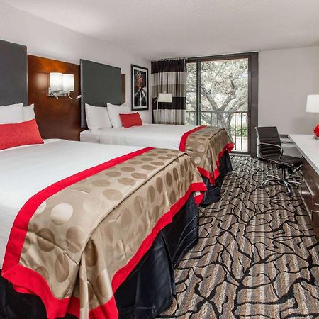Ramada By Wyndham Austin South Hotel Exterior photo