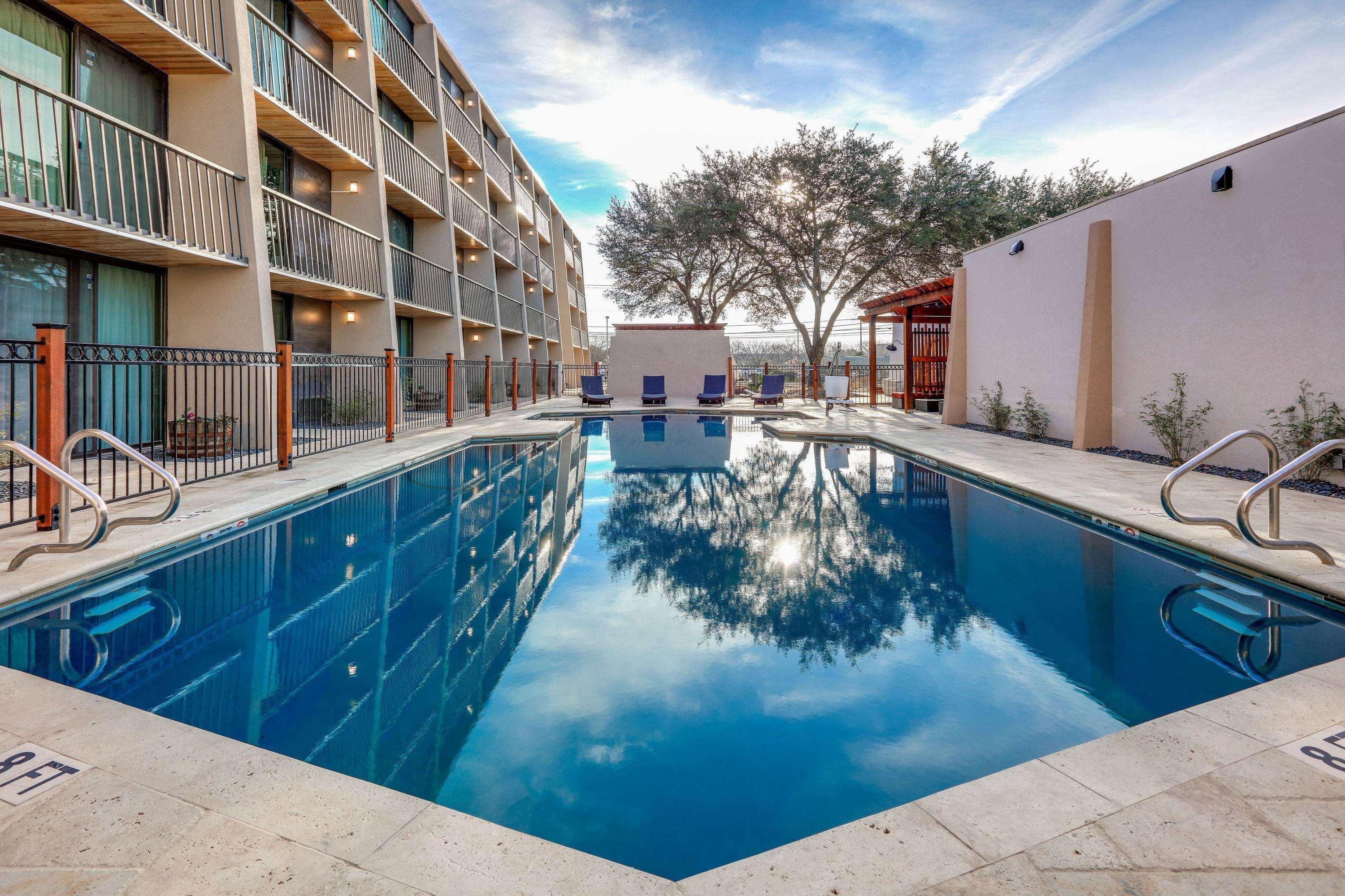 Ramada By Wyndham Austin South Hotel Exterior photo