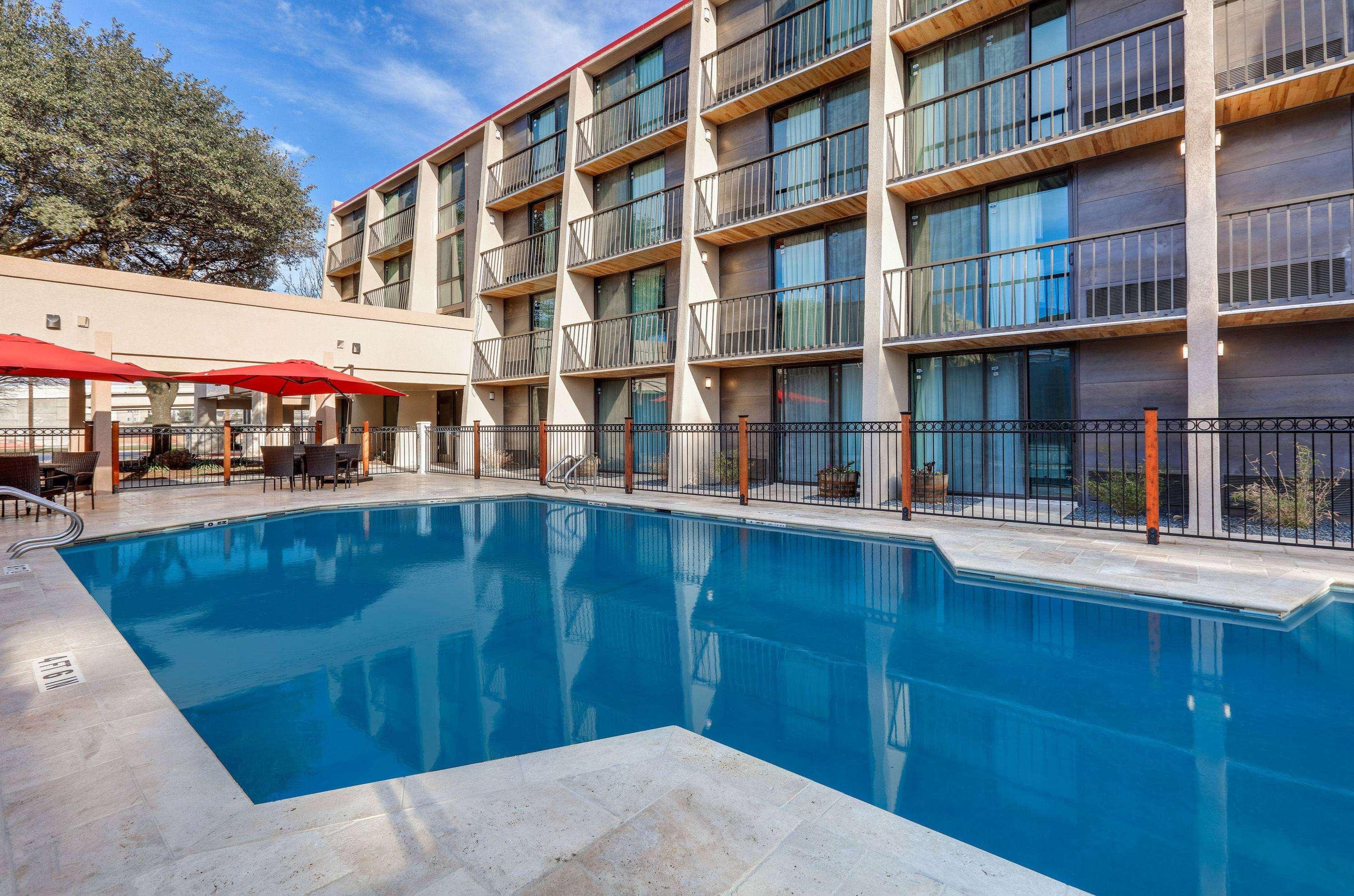 Ramada By Wyndham Austin South Hotel Exterior photo