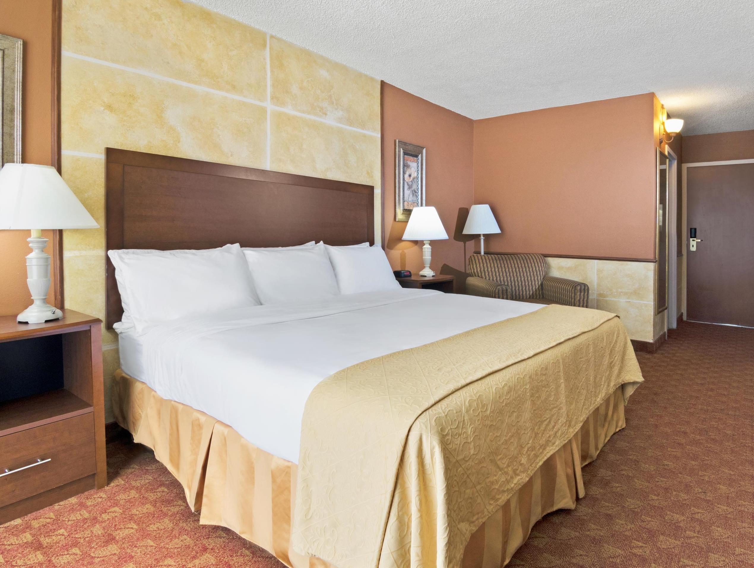 Ramada By Wyndham Austin South Hotel Exterior photo