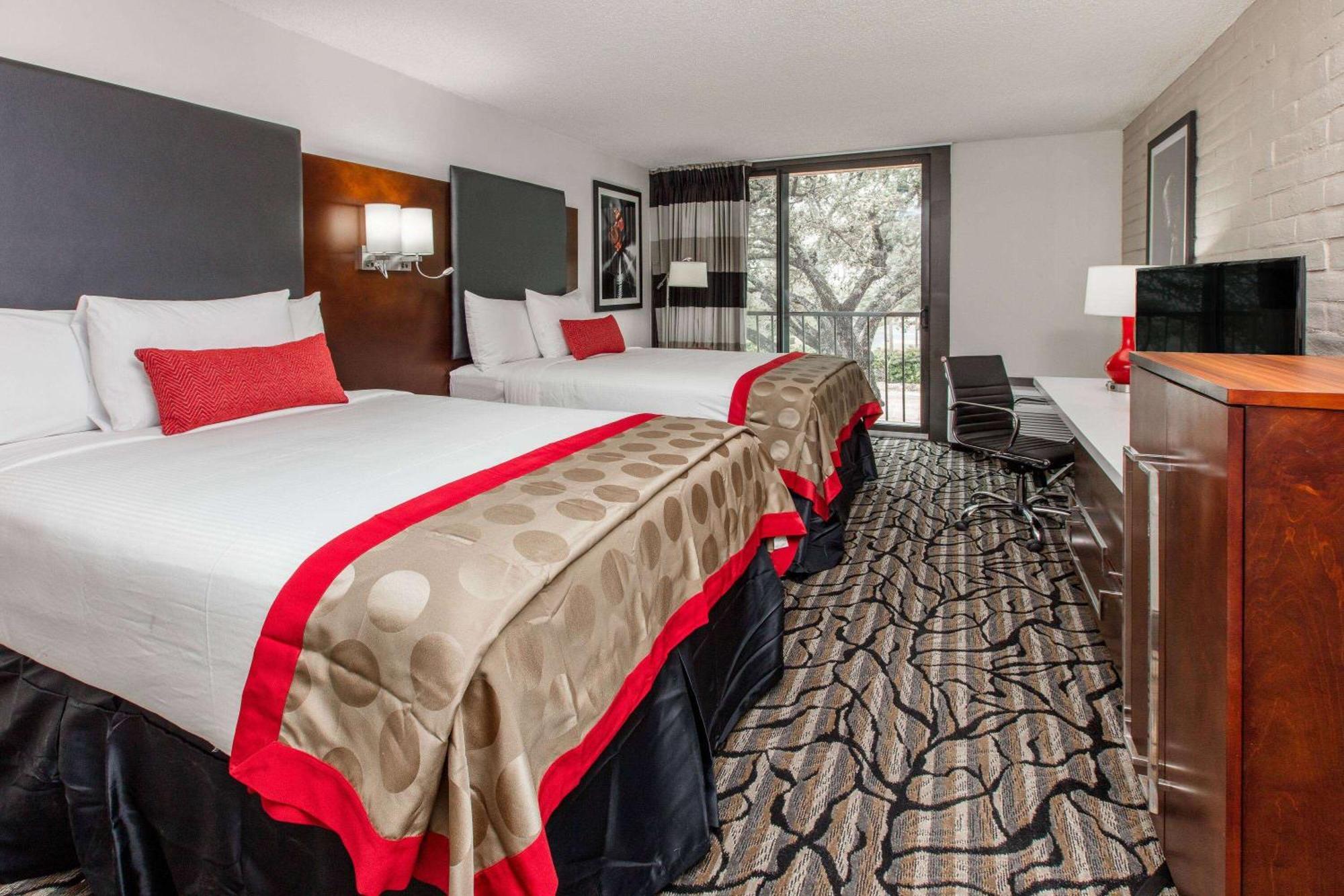 Ramada By Wyndham Austin South Hotel Exterior photo