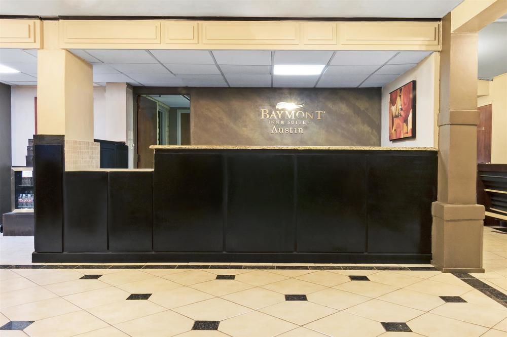 Ramada By Wyndham Austin South Hotel Exterior photo