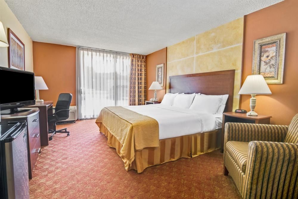 Ramada By Wyndham Austin South Hotel Exterior photo