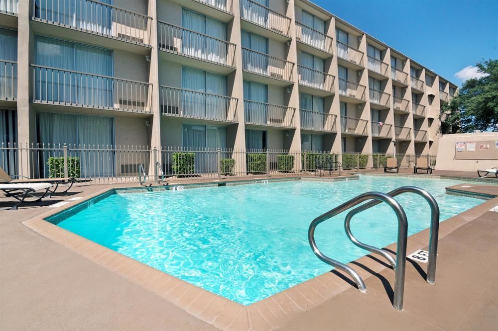 Ramada By Wyndham Austin South Hotel Exterior photo