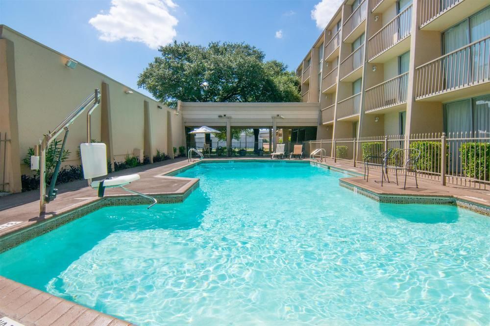 Ramada By Wyndham Austin South Hotel Exterior photo