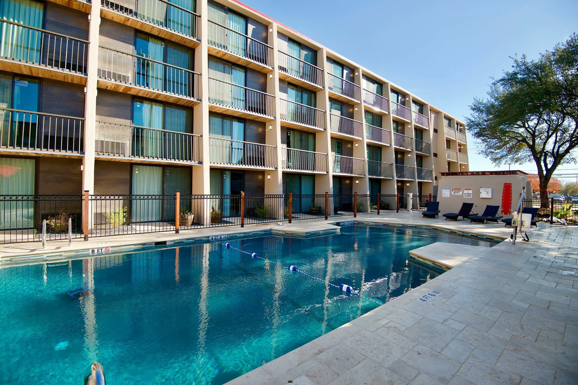 Ramada By Wyndham Austin South Hotel Exterior photo